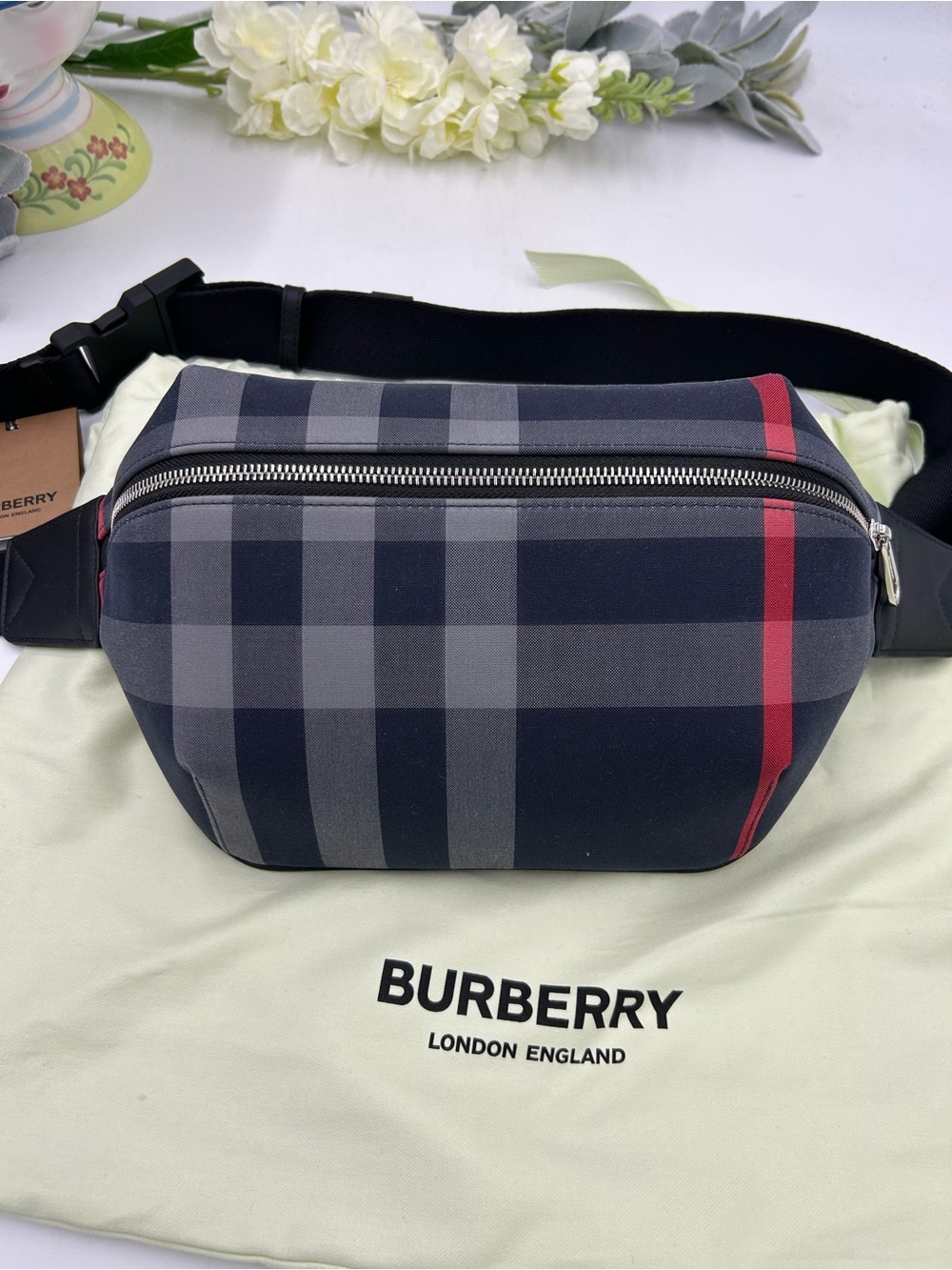 Women's Burberry iconic check adjustable belt Bag made in Italy - Picture 3 of 11